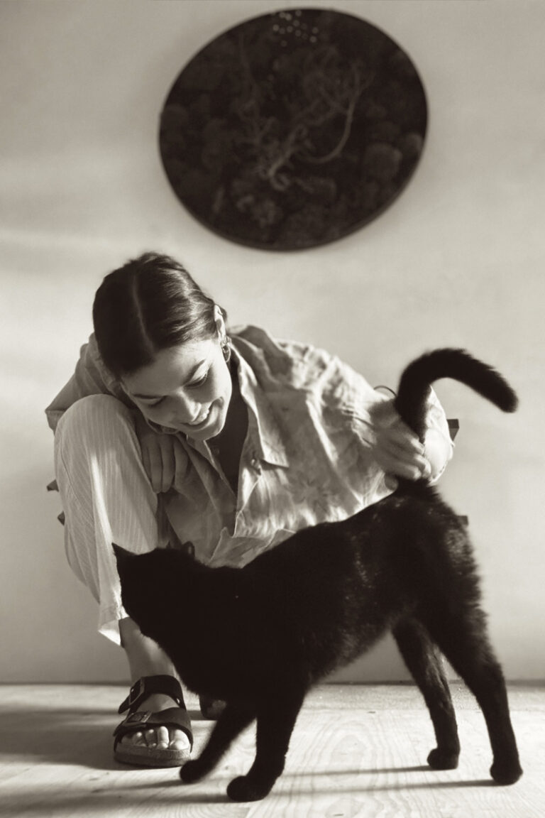marta pigliapoco e gatto pletea 768x1152